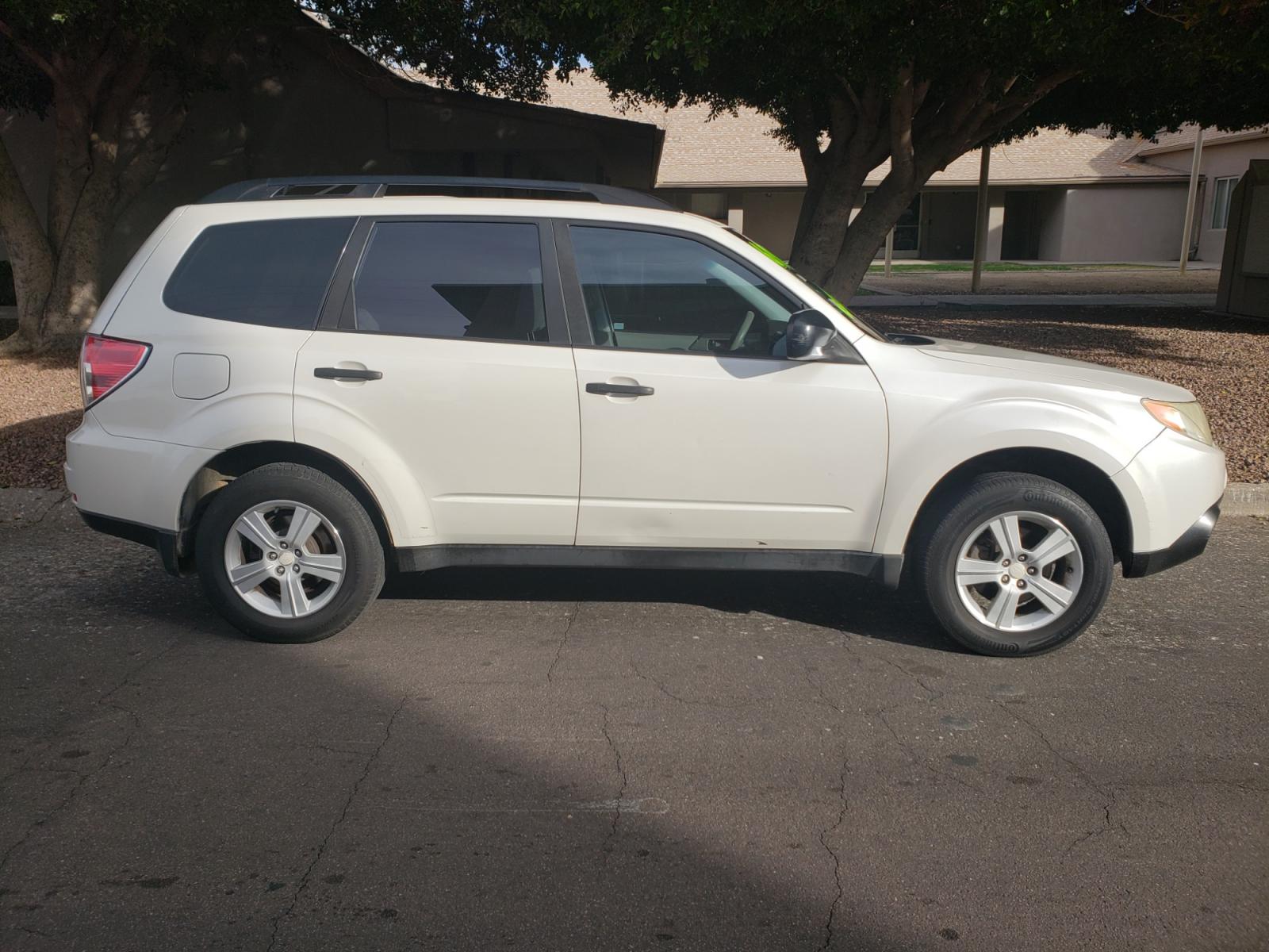 2010 WHITE /gray Subaru Forester (JF2SH6BC3AH) with an 2.4L L4 DOHC 16V engine, 5-Speed Automatic transmission, located at 323 E Dunlap Ave., Phoenix, AZ, 85020, (602) 331-9000, 33.567677, -112.069000 - 2010 Subaru Forester,......EXCELLENT condition,.... Ice Cold A/C, Gray interior with lite gray cloth seats in near perfect condition, New brakes, Tune up, Stereo/CD Player, Satellite compatible, This suv is gorgeous inside and out, Incredible gas mileage! Arizona title , Runs and Drives Excellent... - Photo #4